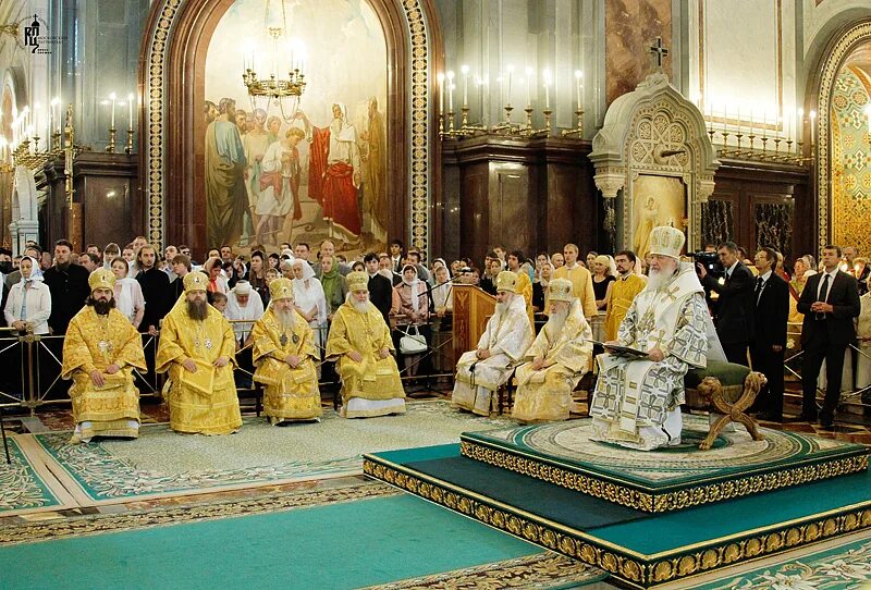 Служба в храме христа во сколько. Собор христа спасителя литургия. Утренняя служба в церкви в воскресенье. Пасхальная служба в храме вооруженных сил. Патриарх на службе в храме христа спасителя.