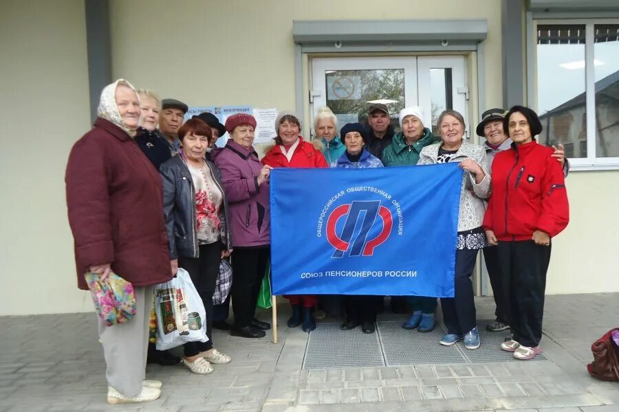 скандинавская ходьба бабушки. спортивное мероприятие для пенсионеров. скандинавская ходьба для пожилых. гимнастика московское долголетие.