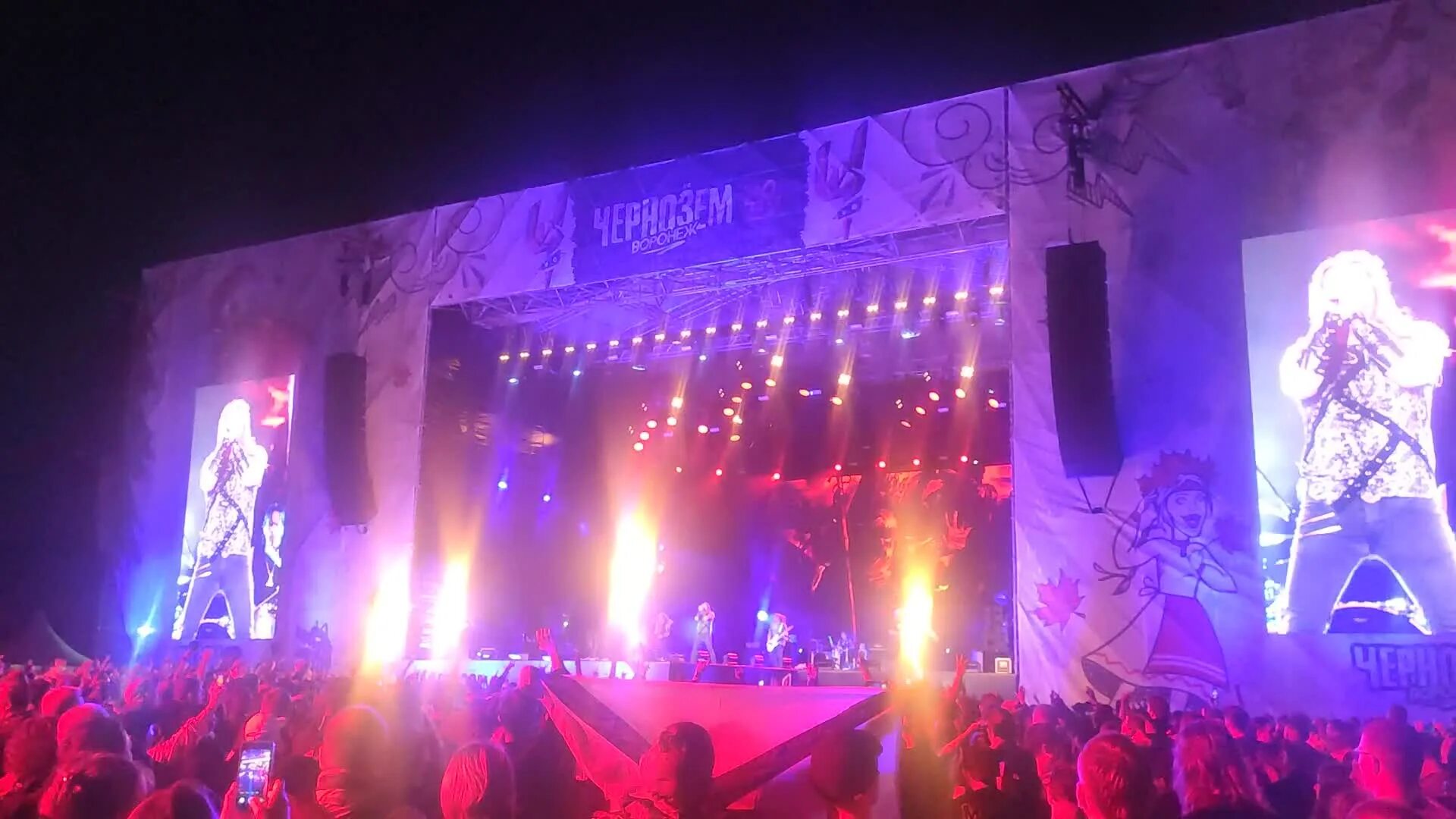 Выступления в воронеже. Таловая культура. Алые паруса воронеж выпускной. Воронеж площадь праздник. Площадь ленина воронеж парад.