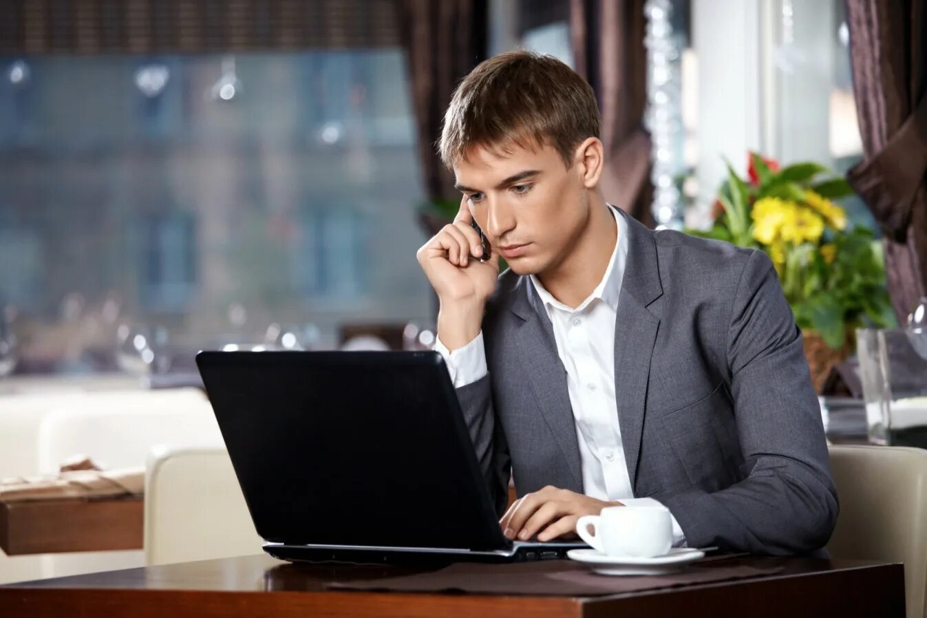 Офисный работник. Человек бизнесмен. Где работать молодому парню. Молодой человек в офисе. Мужчина сидит за ноутбуком.