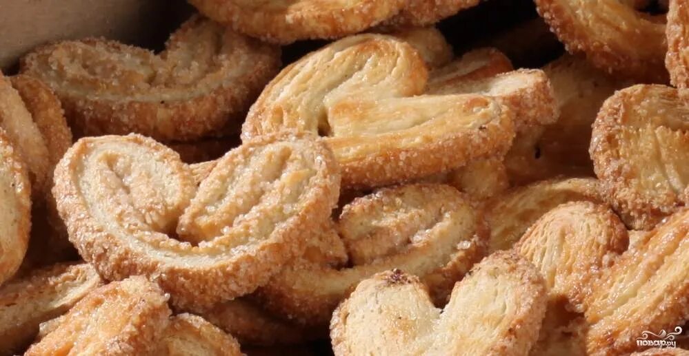 печенье ушки со сгущенкой рецепт. творожное печенье мягкое нежное и воздушное рецепт. печенье из слоеного дрожжевого теста. слоеные ушки (palmiers. слоеное печенье.