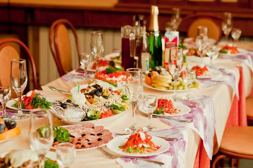 Банкетный столик. Свадебный стол с едой. Красивый праздничный стол. Накрытый стол. Банкет.