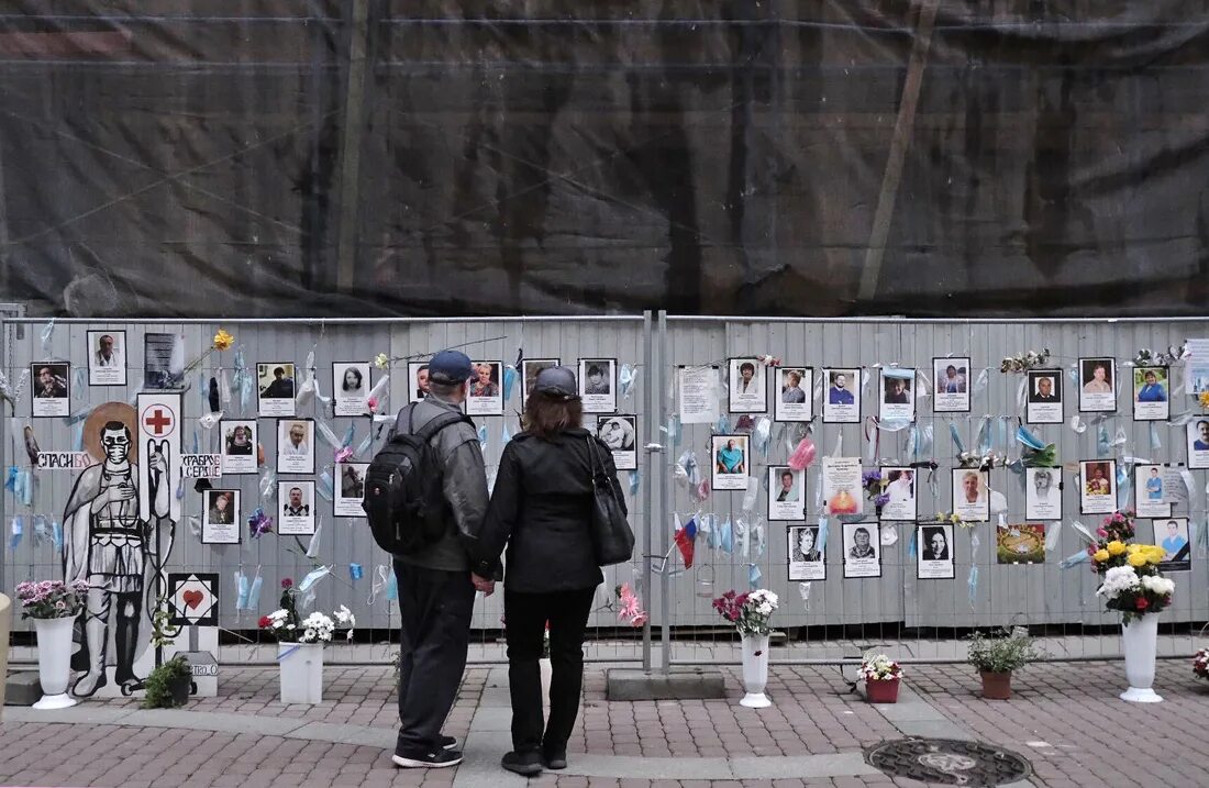 Стена памяти видео. Стена памяти. Стена памяти Санкт-Петербург. Стена памяти погибших. Стена памяти медработникам в Петербурге.