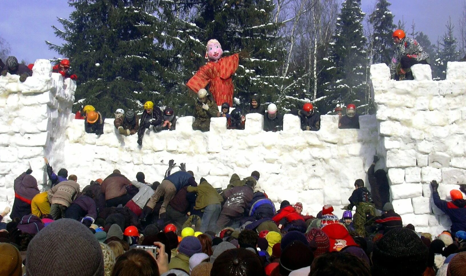 Оборона городка. Штурм снежного городка на Масленицу. Взятие зимнего городка Масленица. Бакшевская Масленица штурм крепости. Штурм снежной крепости на Масленицу.