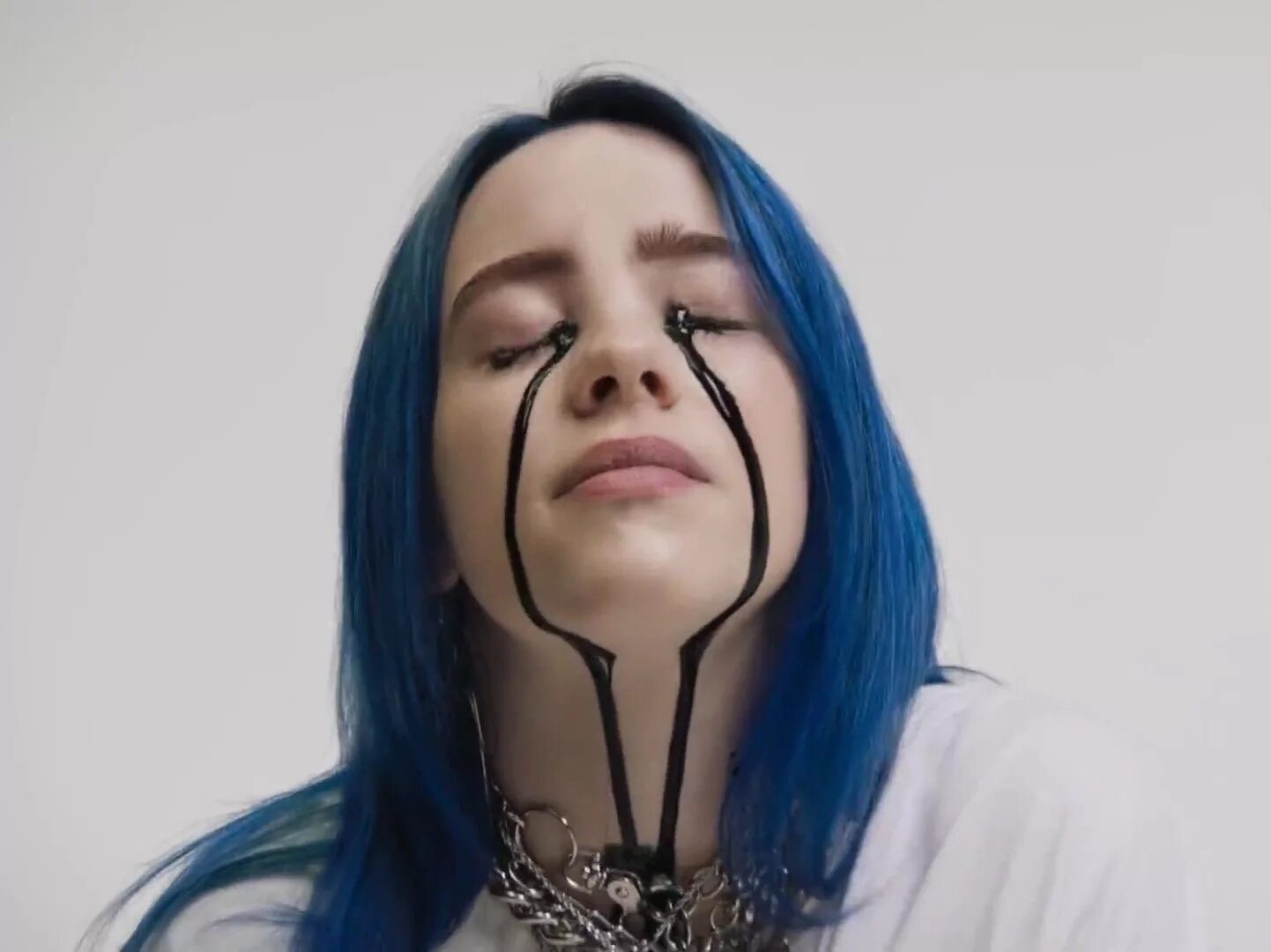 Billie eilish over. Billie Eilish сини волосы. Билли Айлиш с синими волосами. Билли Айлиш иллюминат.