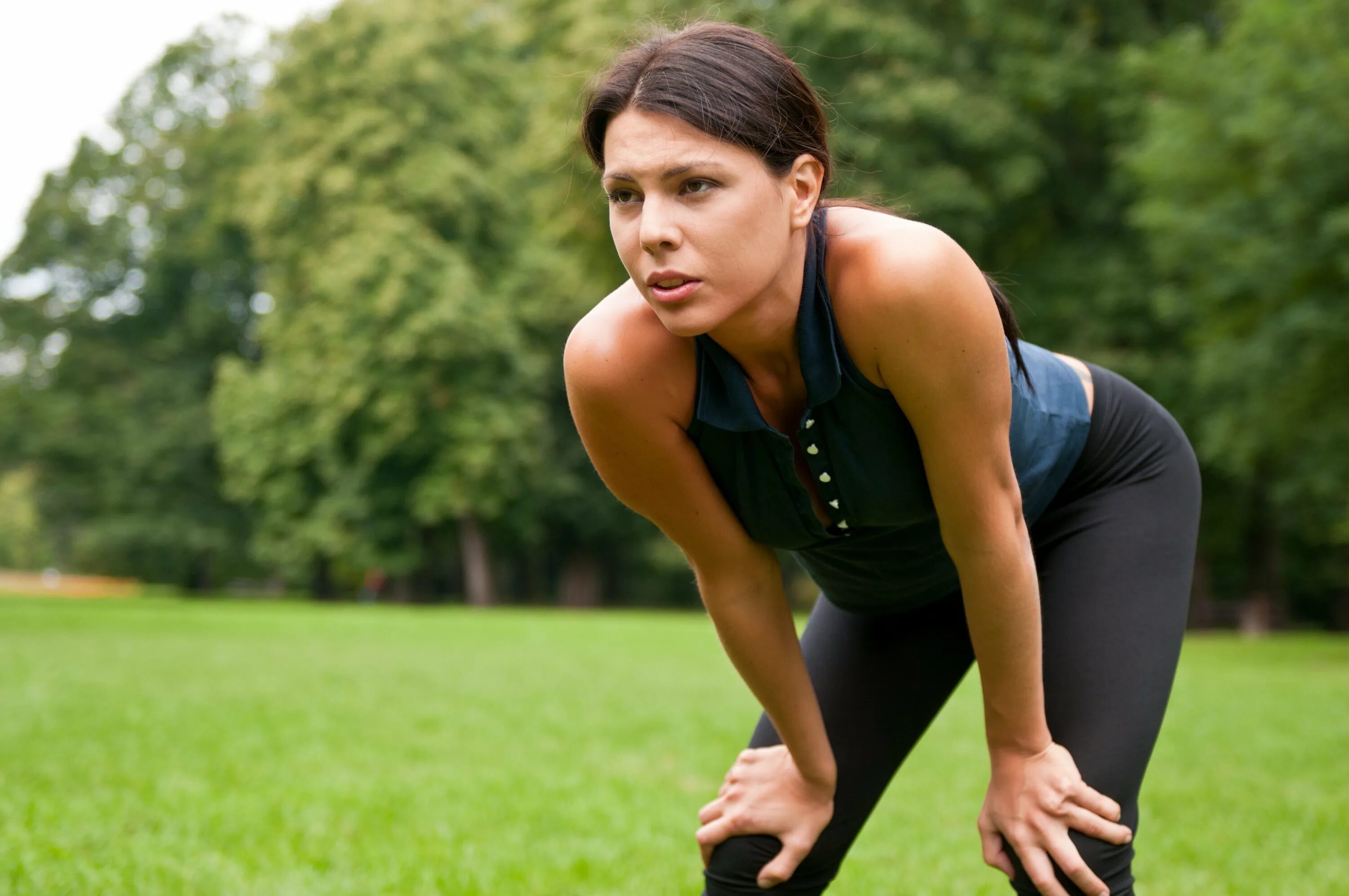 Девушка после бега. При беге колет в боку. Боль в боку. Колет в боку. Бег боль в боку.
