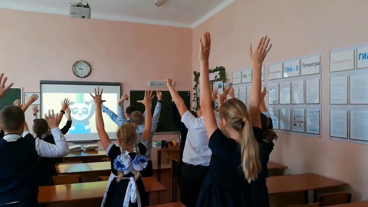 Видео нач школа. Урок в начальной школе. Физкультминутка в школе. Разминка в школе на уроке. Физкультурные минутки в школе.