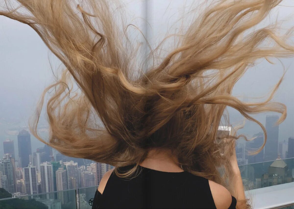 Прическа на ветру. Длинные волосы на ветру. Девушка с развевающимися волосами. Девушка волосы на ветру.