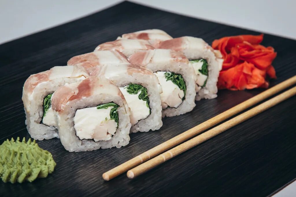 П ролл. Мужские роллы. суши с беконом. ролл с беконом и курицей. роллы на мужчине.