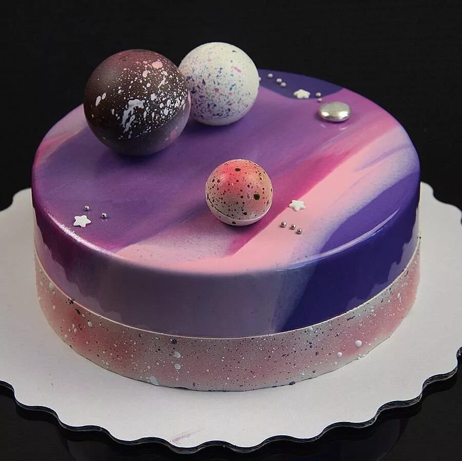 Муссовый торт космос. Муссовый космос зеркальная глазурь. Муссовый торт крем брюле. Торт с планетами для девочки.