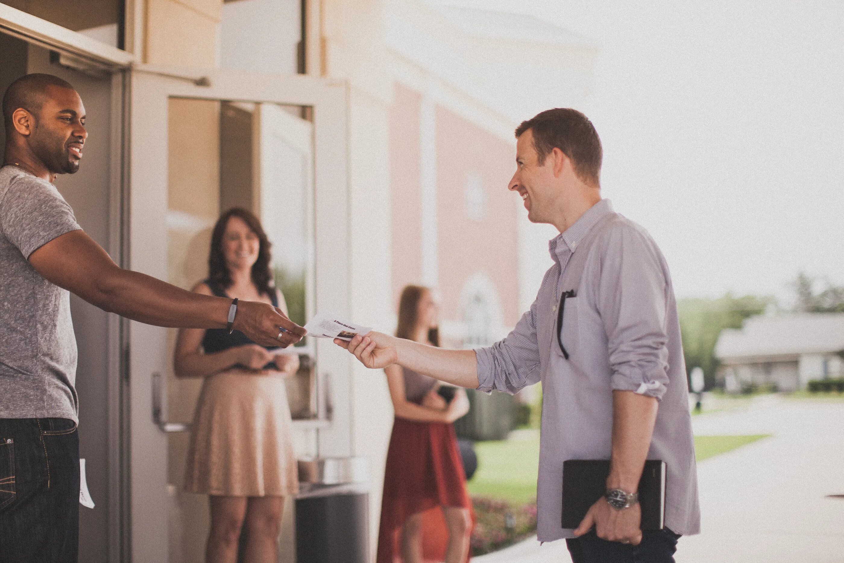 Люди здороваются. Люди здороваются. Несколько человек здороваются. Люди здороваются. Жесты приветствия картинки для детей.