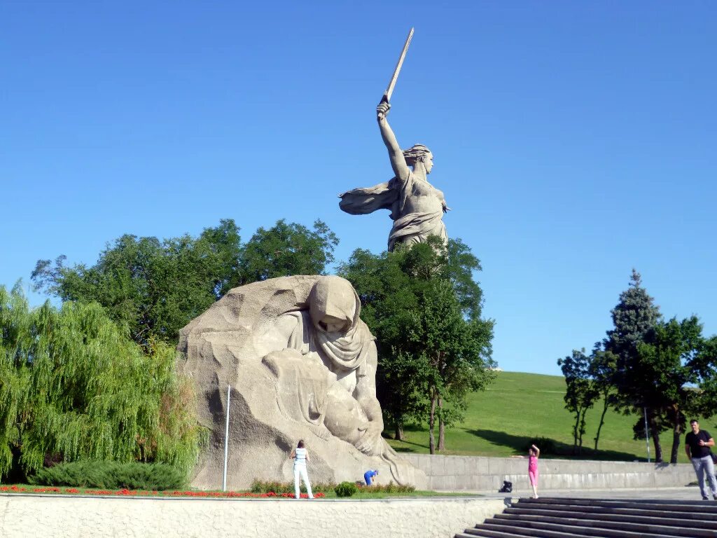 Списки мамаева кургана. Памятник Мамаев Курган в Волгограде. Волгоград Родина мать Мамаев Курган Сталинградская битва. Памятники Мамаева Кургана в Волгограде. Мемориальный комплекс Родина мать Волгоград.