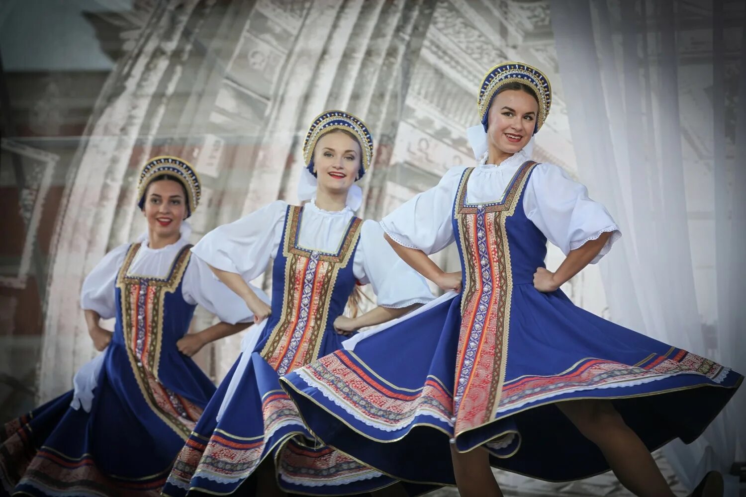 Кокошник донской казачки. Традиционная украинская одежда. Кичка головной убор казачек. Русский народ. Чулымцы народ.