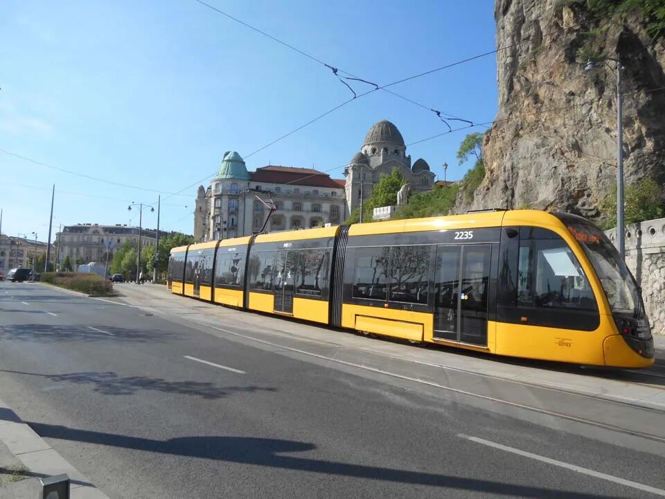 415 трамвай длинный. самый длинный трамвай в мире будапешт. будапешт длинный трамвай. будапешт длинный трамвай. венгрия трамвай.