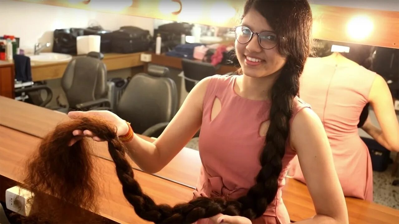 Ниланши Патель. Ниланши Патель из Индии. Самые длинные волосы. She has long hair