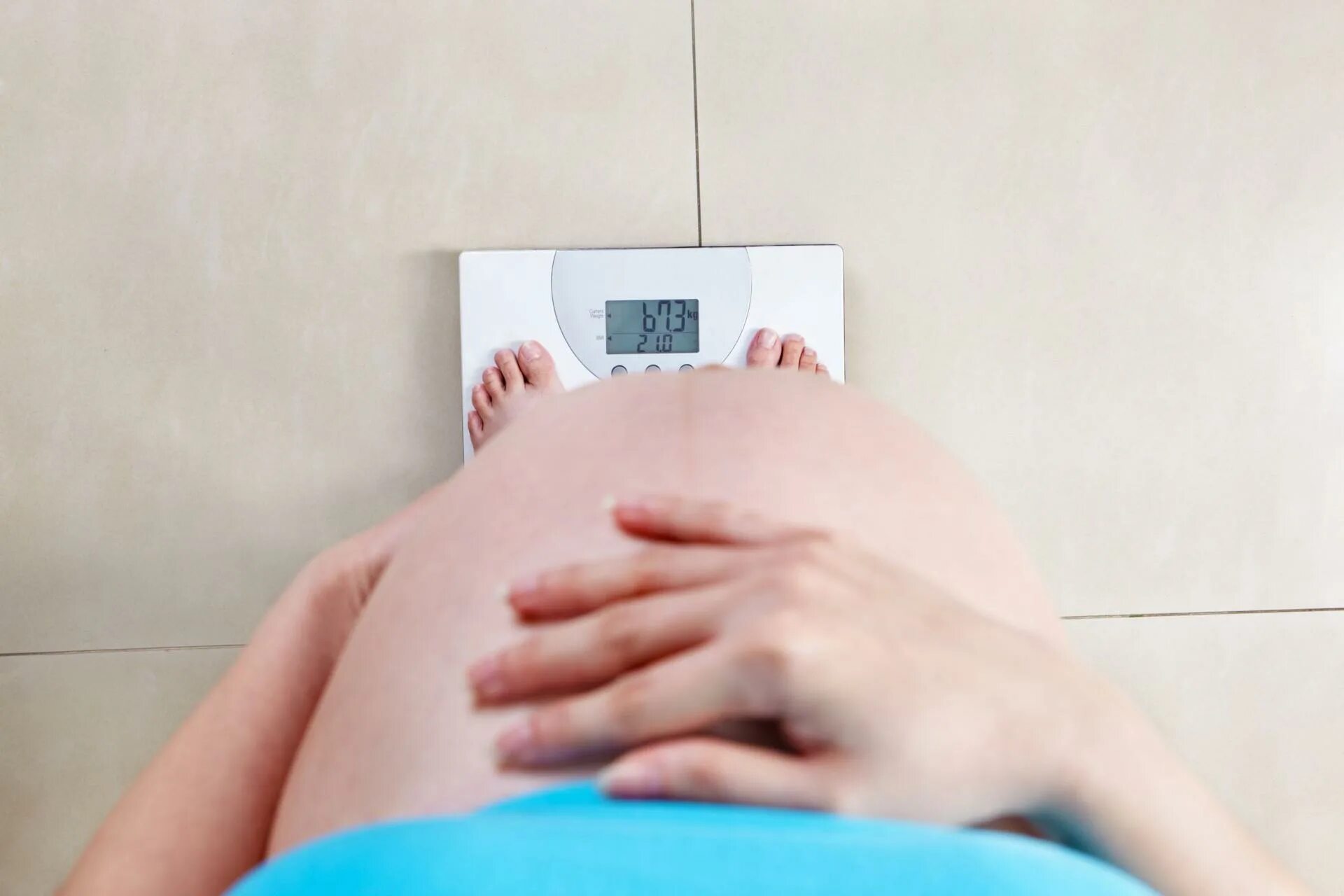 Сделать беременность и роды. Избыточный вес при беременности. Взвешивание беременной.