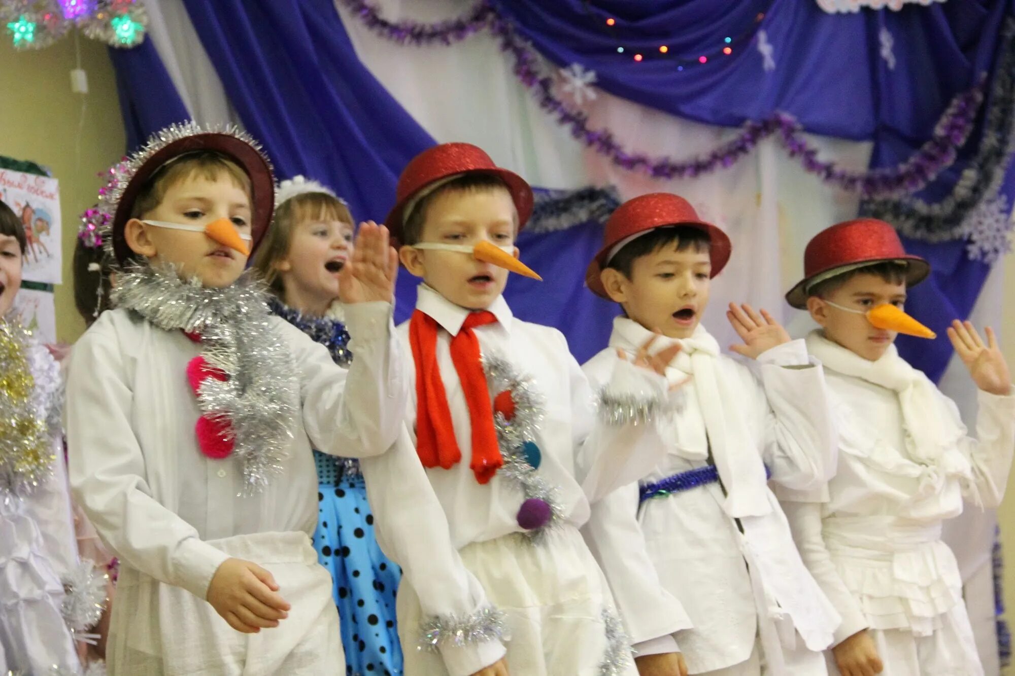 школьный новый год для начальной школы. новый год в начальной школе. школьный новый год для начальной школы. новогодний праздник в школе. новогодний праздник для детей.