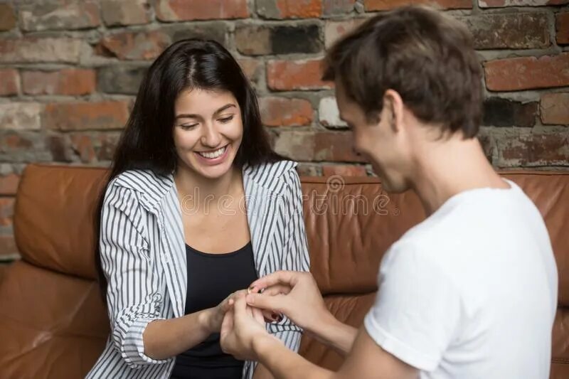 Женщина пальцем мужчину видео. Картинки men proposed Rose. Young man is singing for his girlfriend.