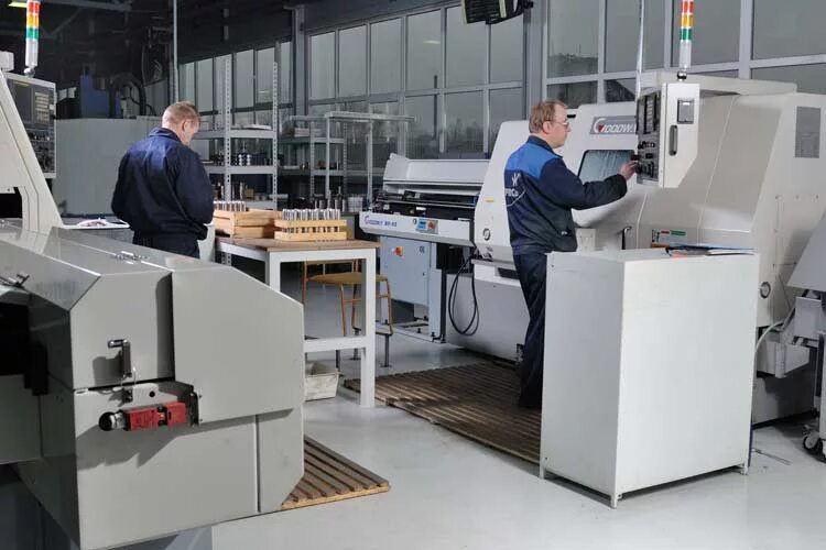 Рабочее место станка с чпу. Рабочее место оператора станка. Рабочее место оператора станков с чпу. Рабочее место оператора станка. Кабина для чпу станка.