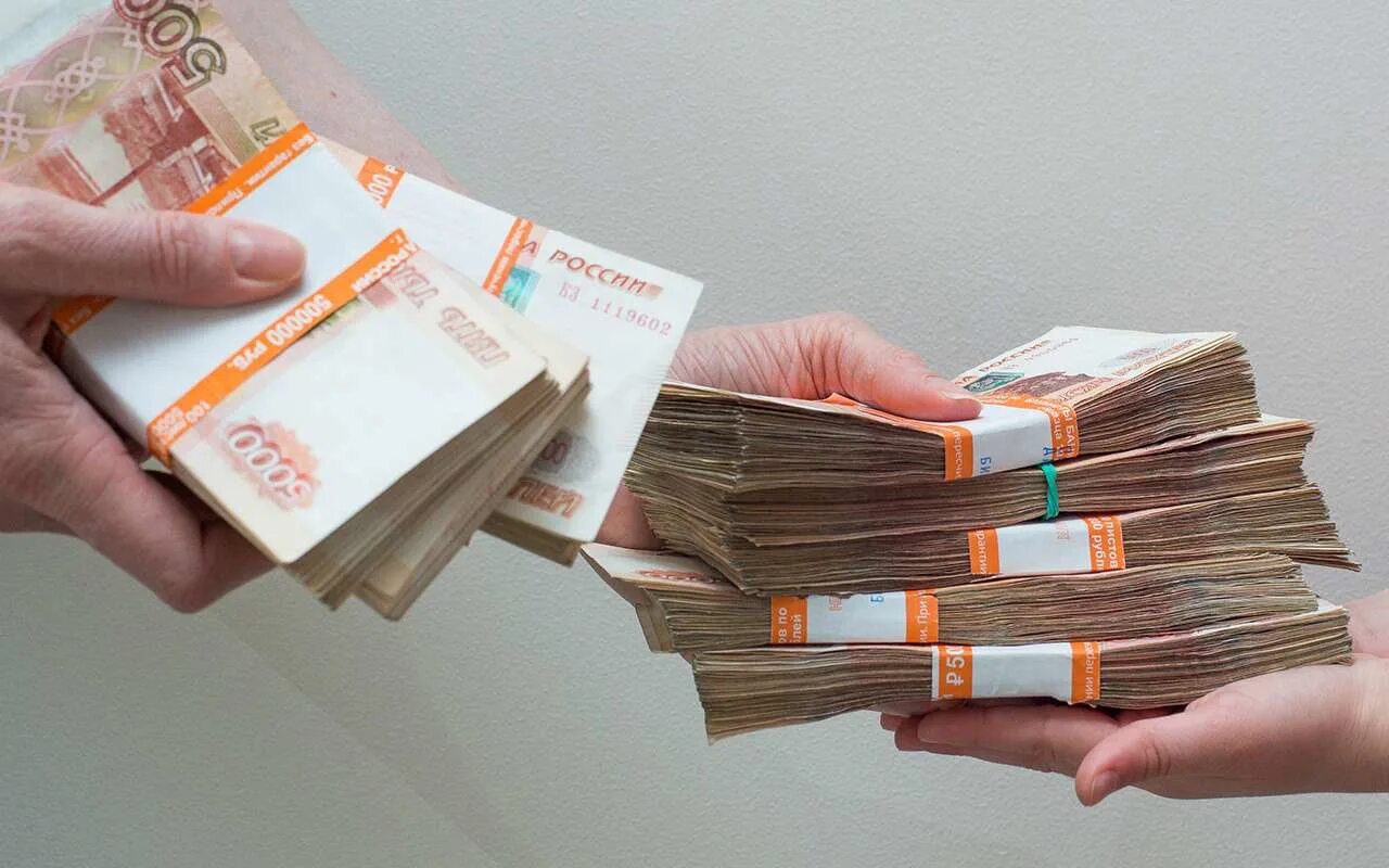 Пачка денег 5000. Кредит на два миллиона рублей. Пачка денег 5000 рублей. Кредит наличными фото. Деньги бюджетникам.