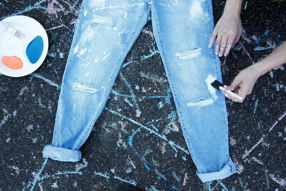 Джинсы в краске. Джинсы в белизне. Узоры на джинсах белизной. Джинсы с пятнами краски.