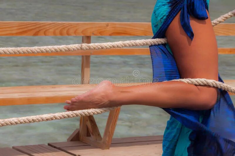 мужские и женские ноги. девушка между положить. рука на ноге девушки. женские ножки на мужчине. женские ножки на мужчине.