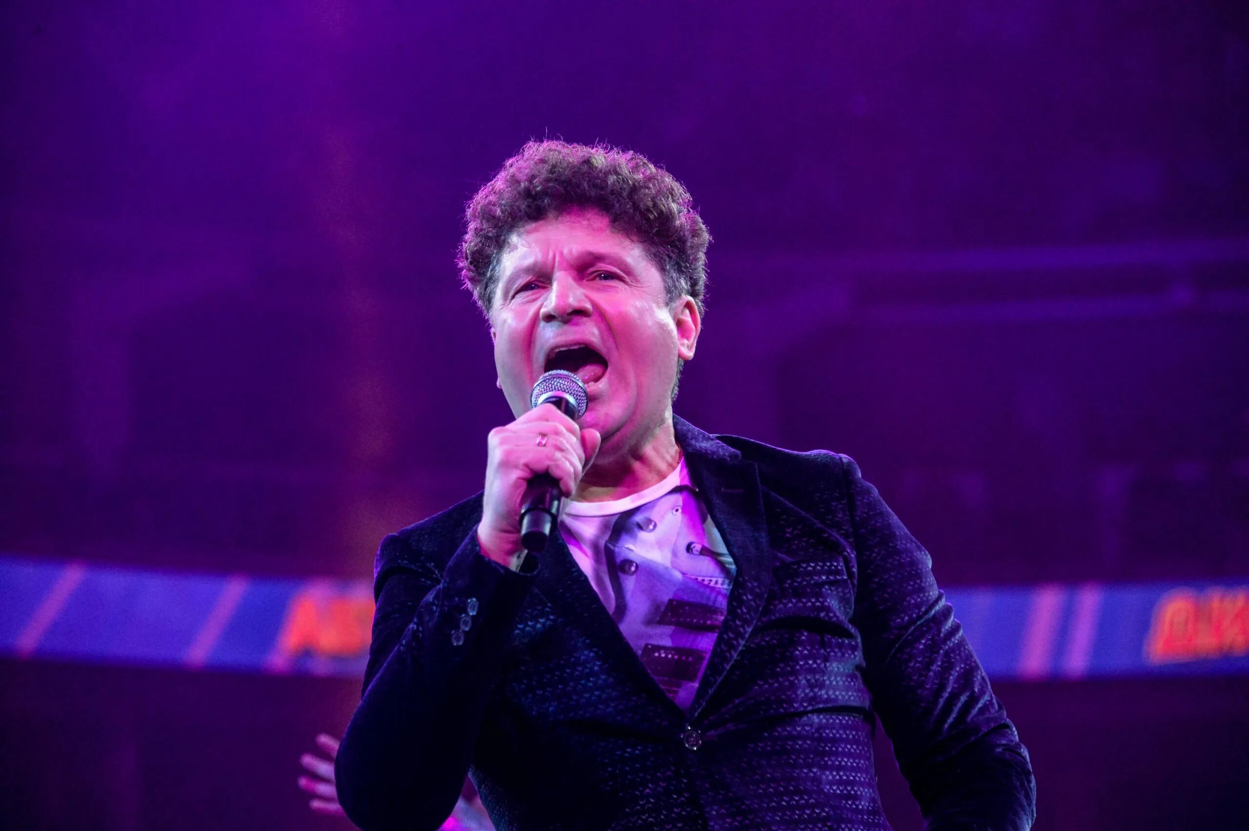 Ведущий сергей минаев дискотека 80. Алексей щукин комиссар. Эй диск-жокей сделай музыку. Группа сенатор фото. Дискотека века ремикс.