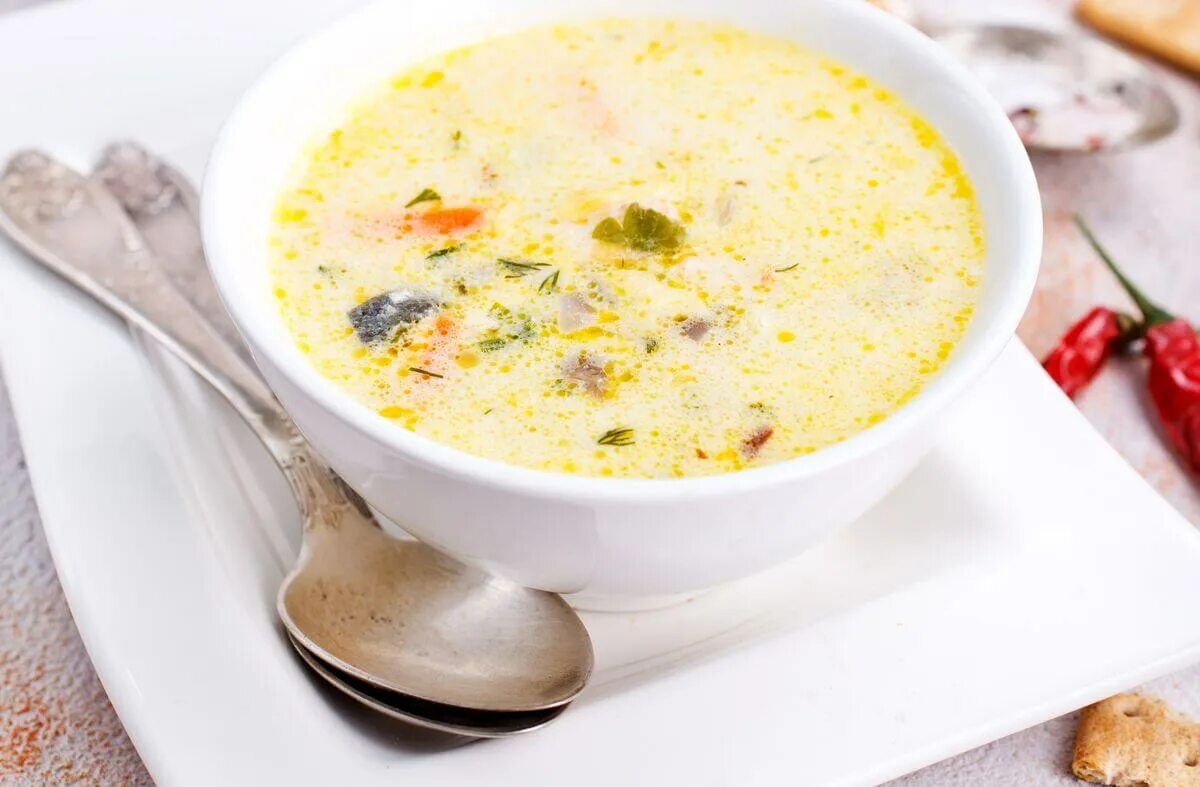 Суп с сыром. Сырный суп с шампиньонами и брокколи. сливочный сырный суп. суп сырный бостонский. сливочный суп с грибами с плавленным сыром.