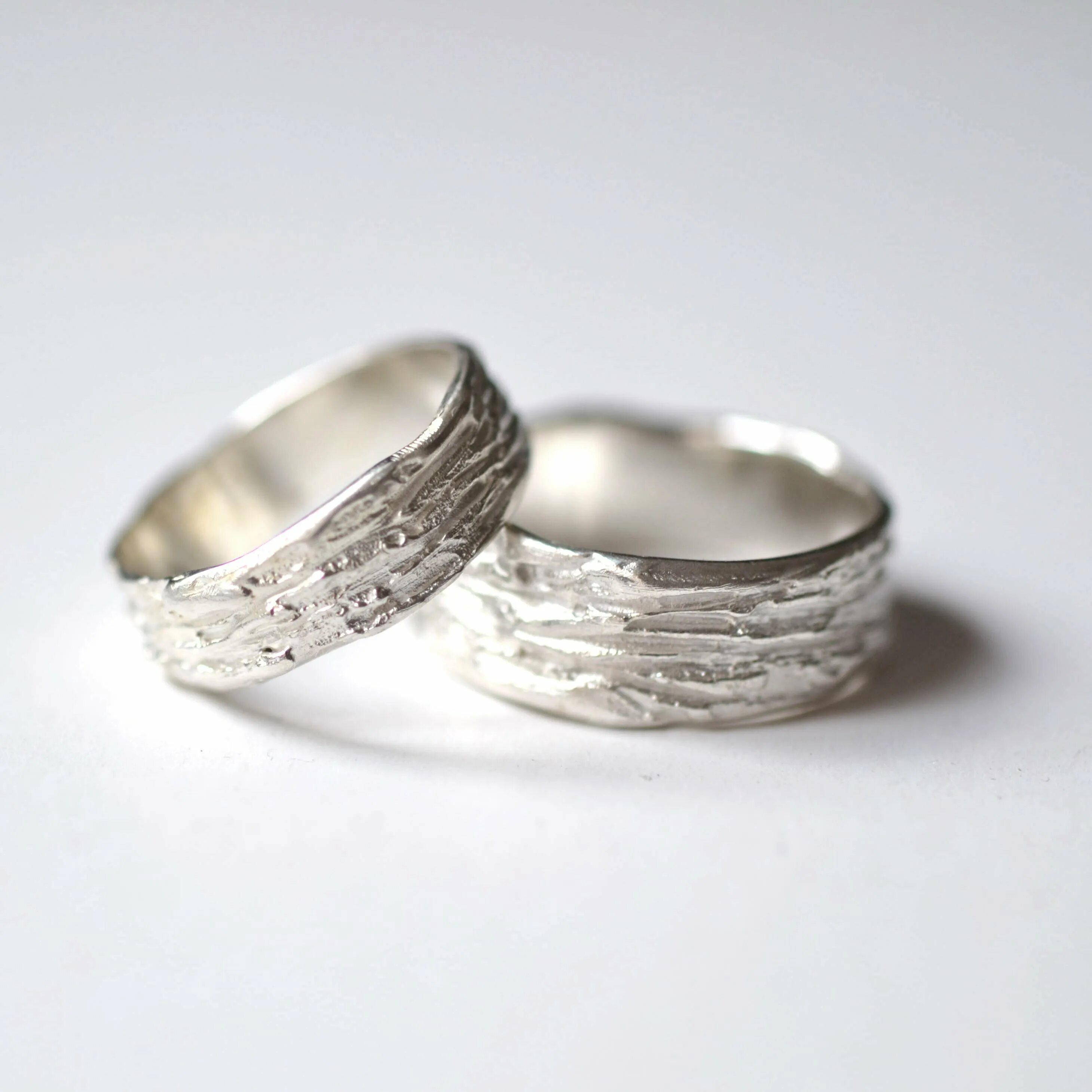 Можно ли серебряное обручальное кольцо. Кольцо серебро обручалка. SEREBRO 925 Kolca обручальные. Фактурные обручальные кольца. Кольца на серебряную свадьбу.