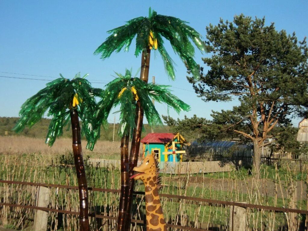 сделать пальму своими руками. паоьма из пластиковых бутыл. альма из пластиковых бутылок. листья пальмы из пластиковых бутылок. пальма своими руками.