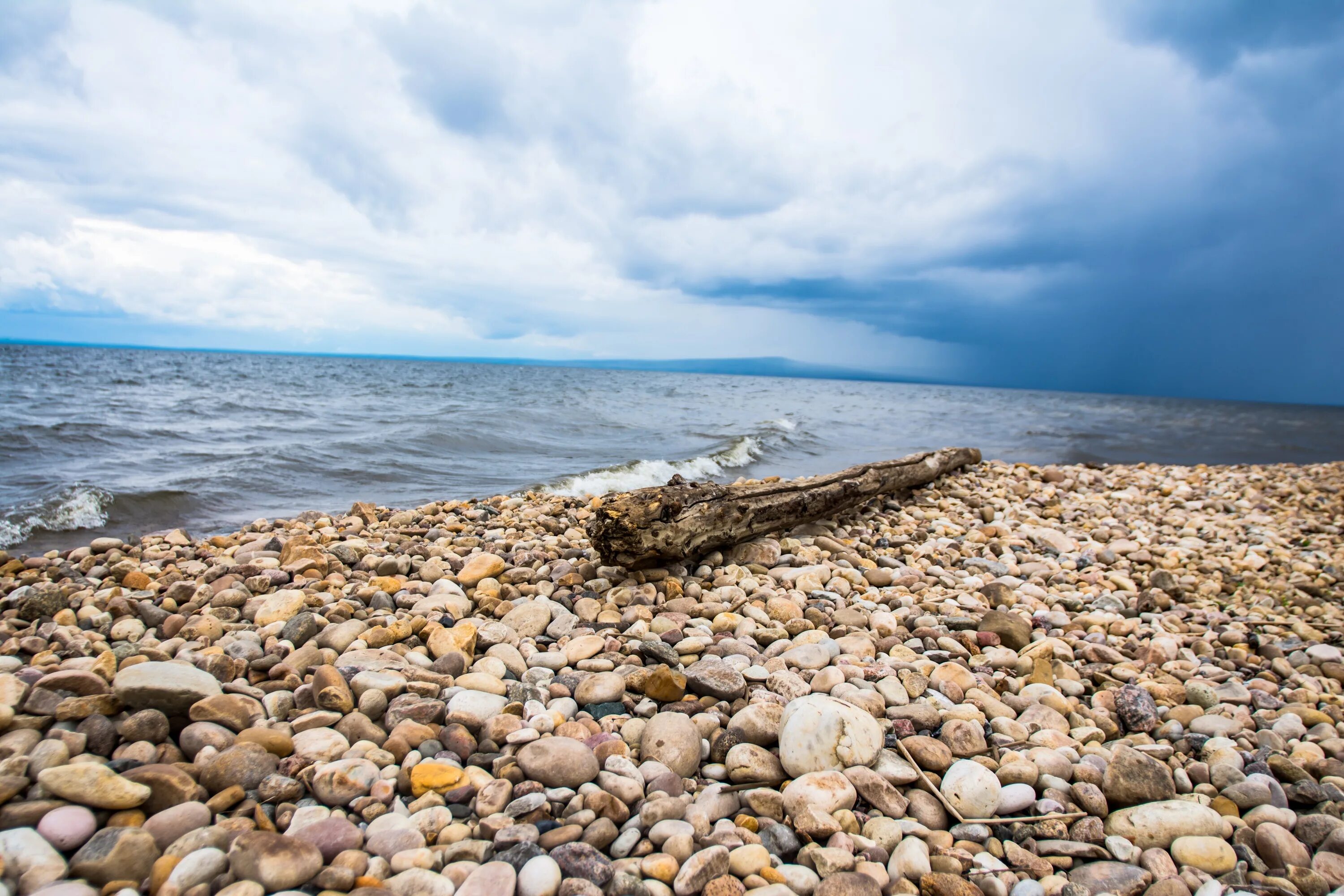 Почему закрыто море. Анапа галечный пляж. Каменистый пляж в Анапе. Анапа берег галечный. Черное море галечный берег.