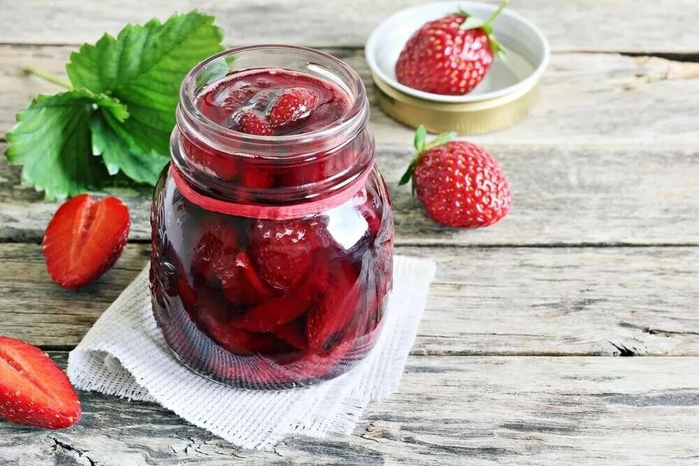 Пятиминутка из клубники на зиму. Клубничное варенье клубничное варенье. варенье из клубники. баночки с вареньем. банка клубничного варенья.