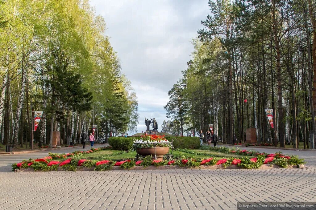 Памятник в лагерном саду томск. Лагерный сад томск зима. Лагерный парк томск. Лагерный парк томск. Томск лагерный сад монумент.