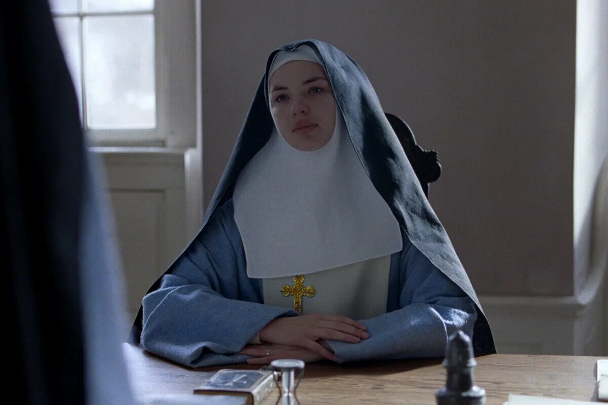 Sister scene. Монахиня la religieuse 2013. Ингрид Бису монахиня.