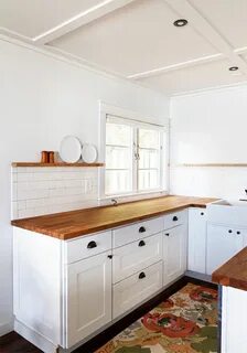 Белая кухня деревянная столешница какой фартук