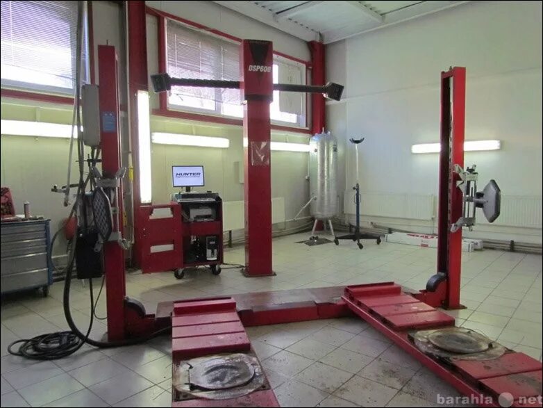 Двухстоечный подъемник apac. Оборудование для автосервиса. Автомобильный гидравлический подъемник марс для автосервиса. Автосервис бу. Автомобиль на подъемнике в автосервисе.