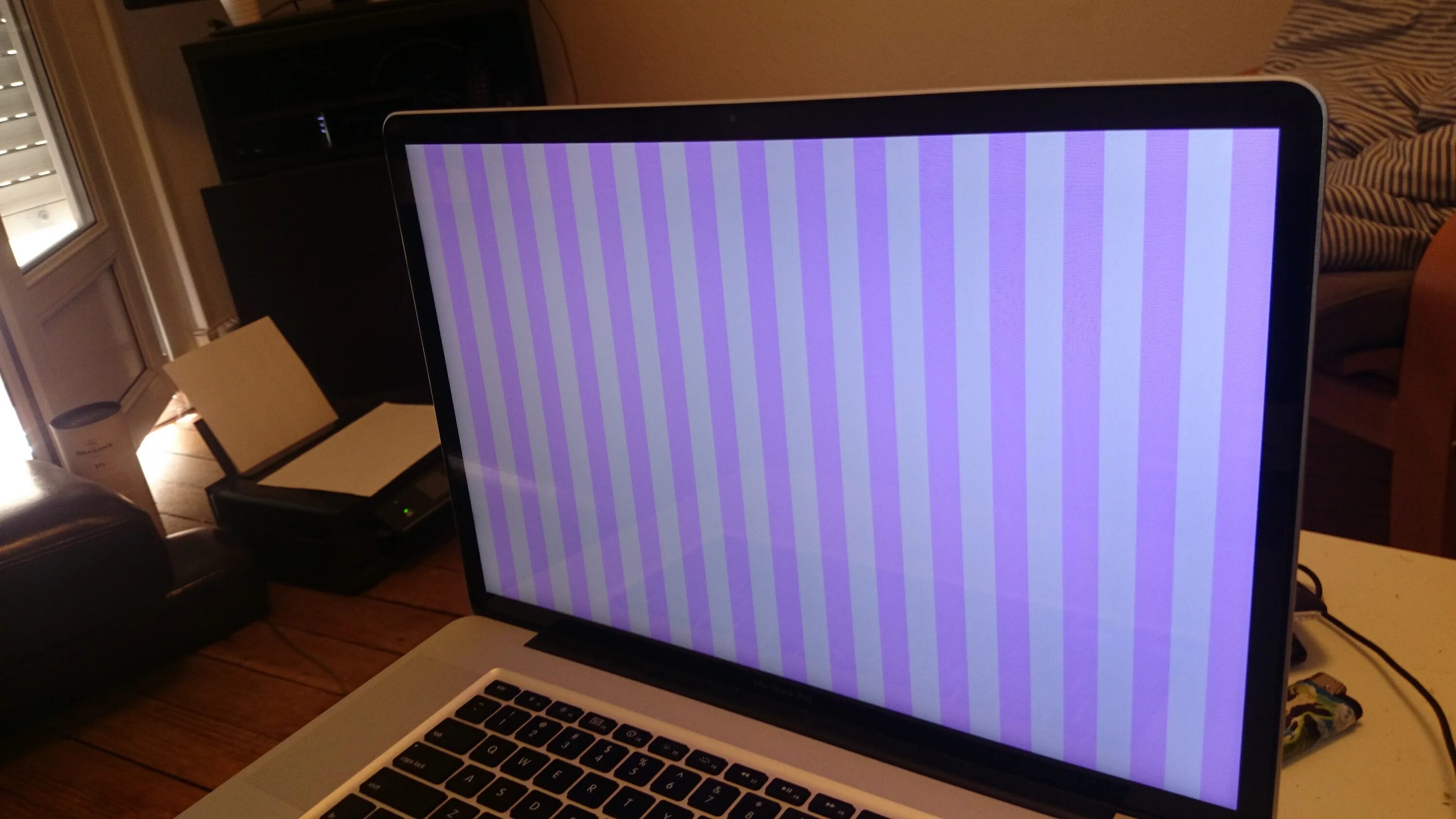 Полосы на мониторе. Полосы на мониторе ноутбука. Фиолетовая полоса на экране. Вертикальные полосы на экране ноутбука. Экран ноутбука вертикальный