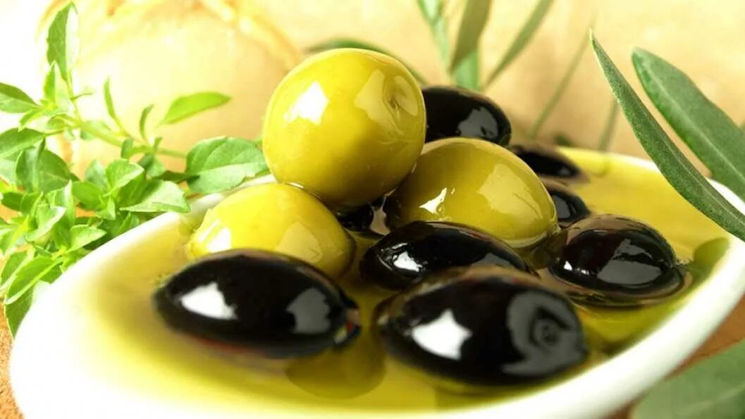 Маслины польза и вред для организма консервированные. Оливки. Оливки и маслины. Оливки фото. Маслины Греция.