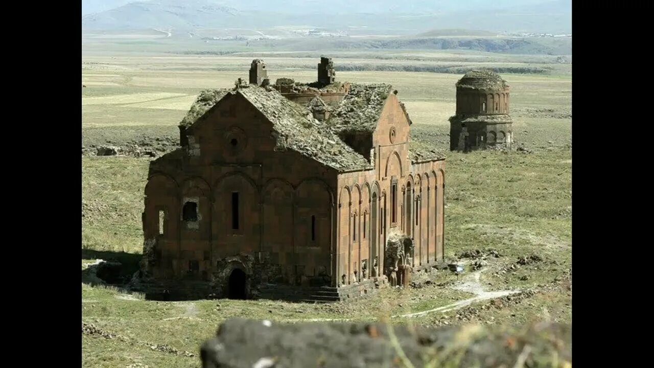 Участки в армении. Город Ани в Турции. Город Ани Армения. Карс город в Армении. Древние храмы Армении.