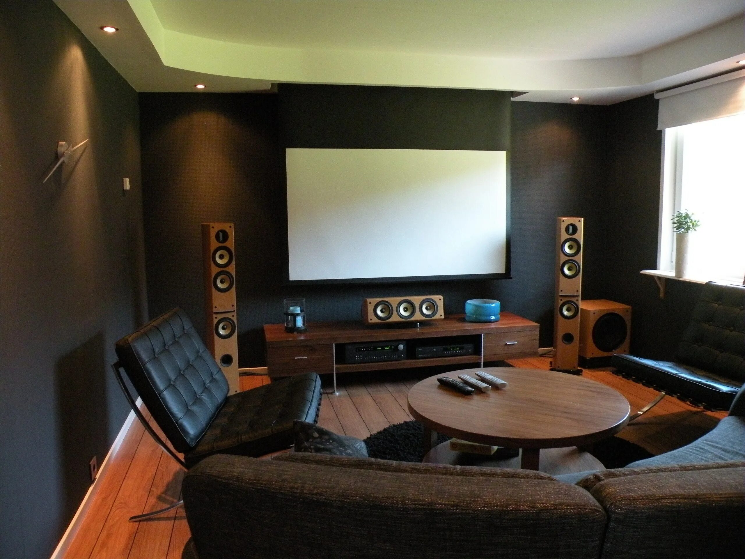 Home theater 2. Акустическая система 7.2 для домашнего кинотеатра. Klipsch 7.2.2. Домашний кинотеатр с телевизором. Домашний кинотеатр комната.