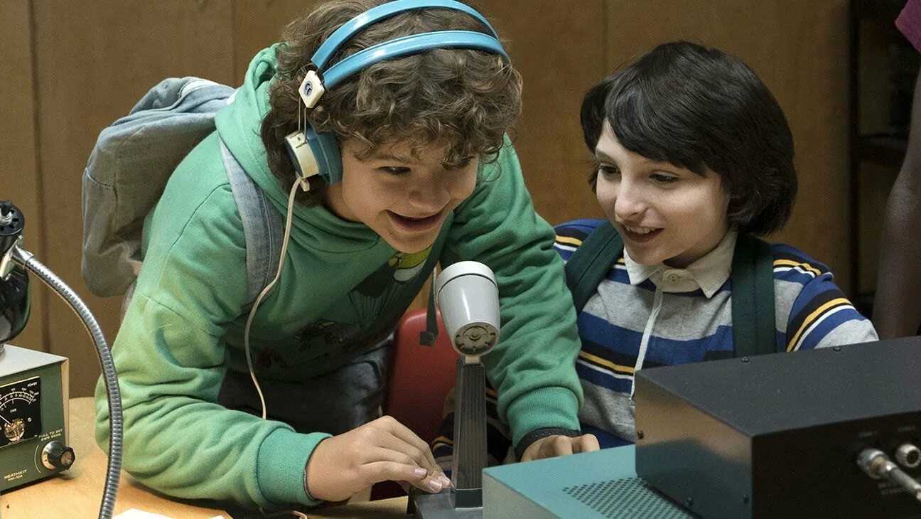 Приа фергюсон очень странные дела. Очень странные песни слушать. Очень странные дела сериал 1 сезон. Очень странные песни слушать. Макс очень странные дела 4.