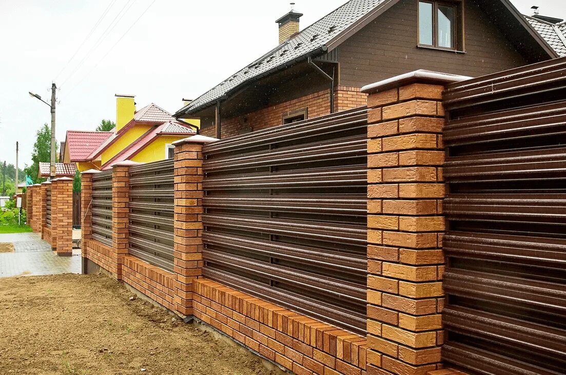 Дон забор. Ограждения из дпк ral 7024. Забор кирпич и евроштакетник. Кирпичный забор с жалюзи. Забор жалюзи ранчо гранд лайн.