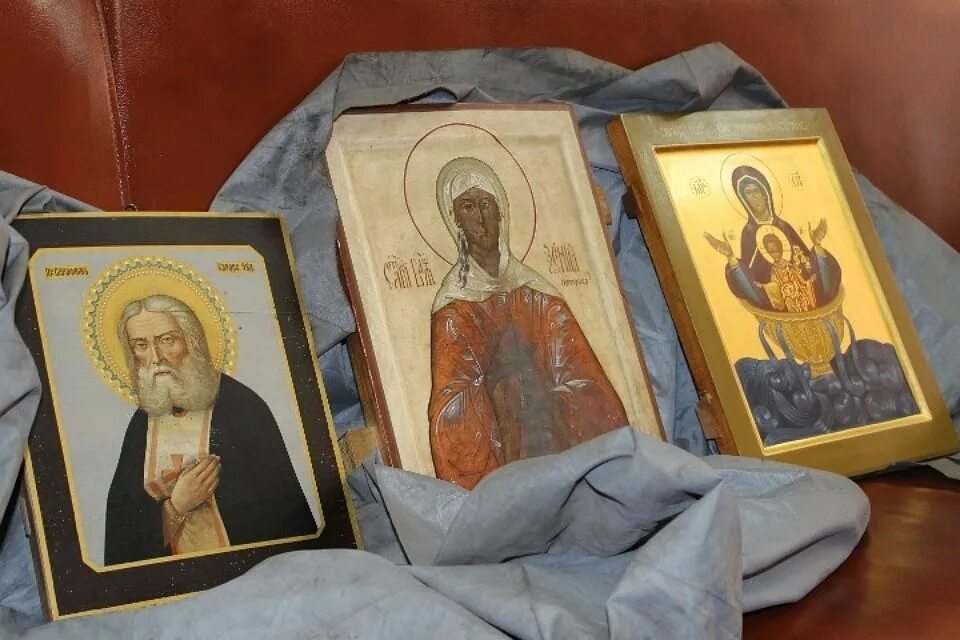 Можно сдать икону. Старинные золотые иконы. Передача иконы. Купить фотоальбом. Ворованные иконы.