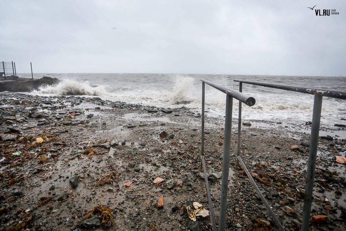 Владивосток набережная море бушуется. Бушующее море с плохой погодой. Дождь набережная Хабаровск. Разбитые пляж Юбилейный Владивосток.