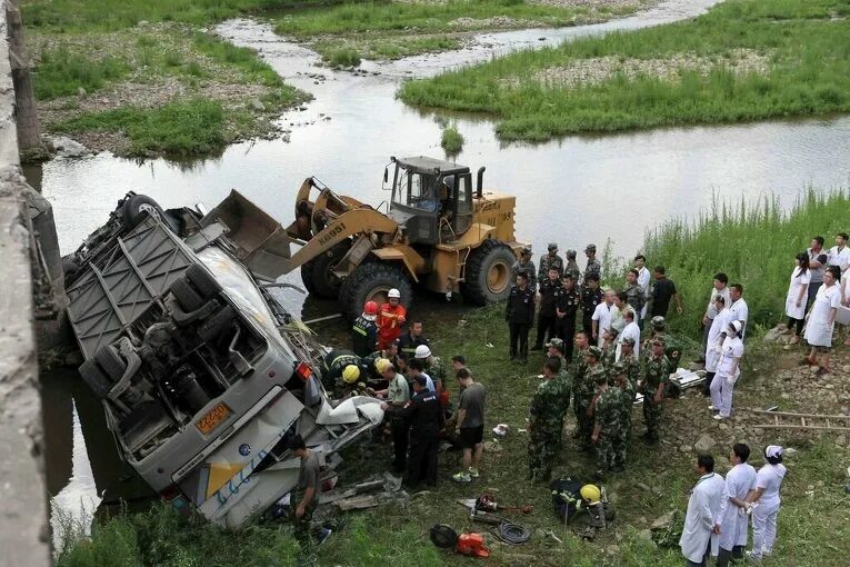 Avtobus upal w reku. Новости про автобус упавший в воду. Новости про автобус упавший в воду. Avtobus upal w reku. Автобус упал с моста последние новости.