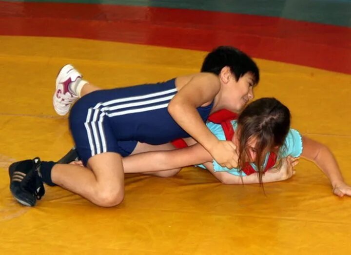 Девочка против малька борьба. Соревнования по грэпплингу дети. Борьба против мальчиков. Борьба дети. Мальчики реслинг.