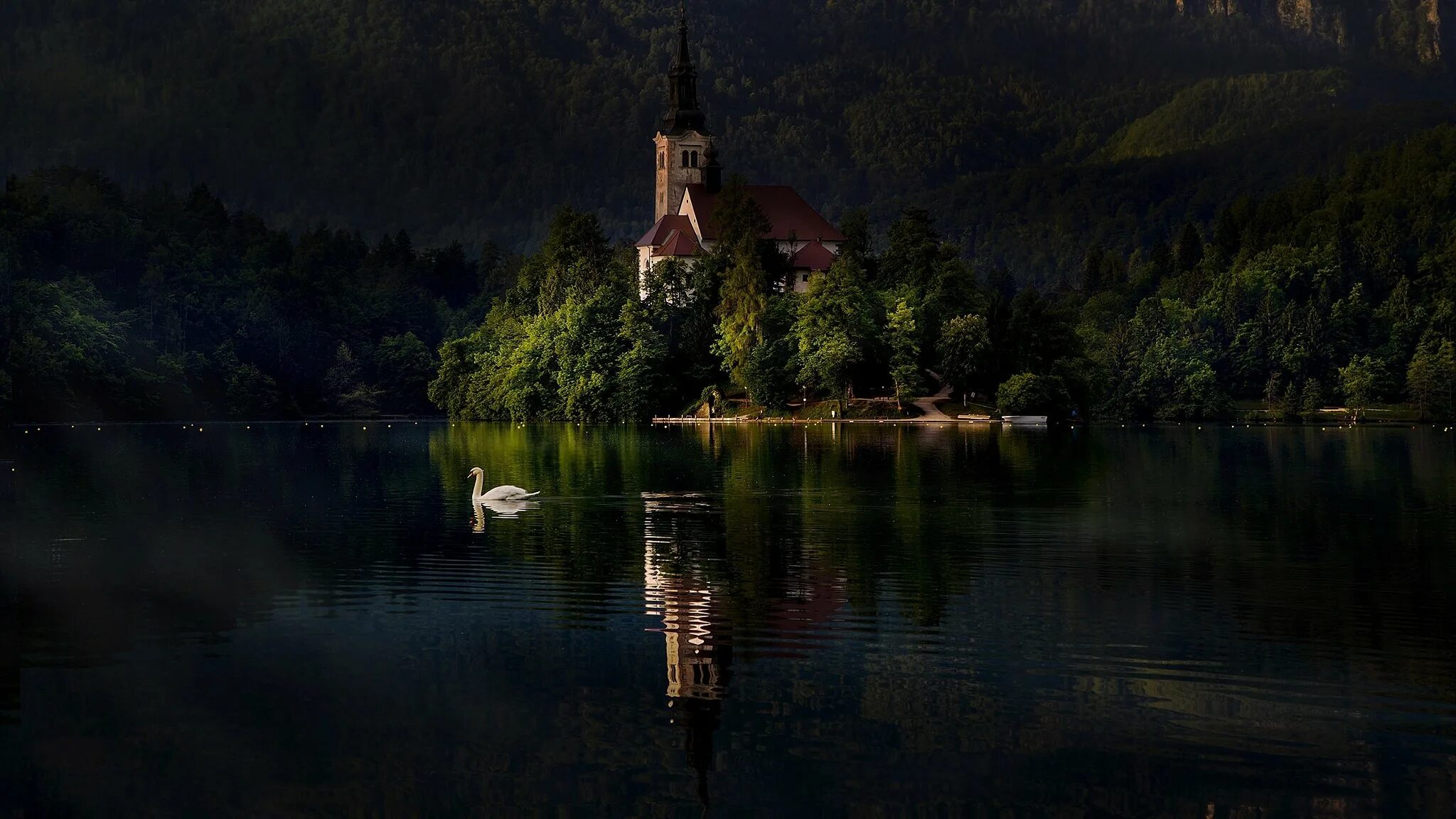 Церквушка у озера синего. Блед Словения. Озеро Блед. Озеро Блед Словения. Блейское озеро Словения.