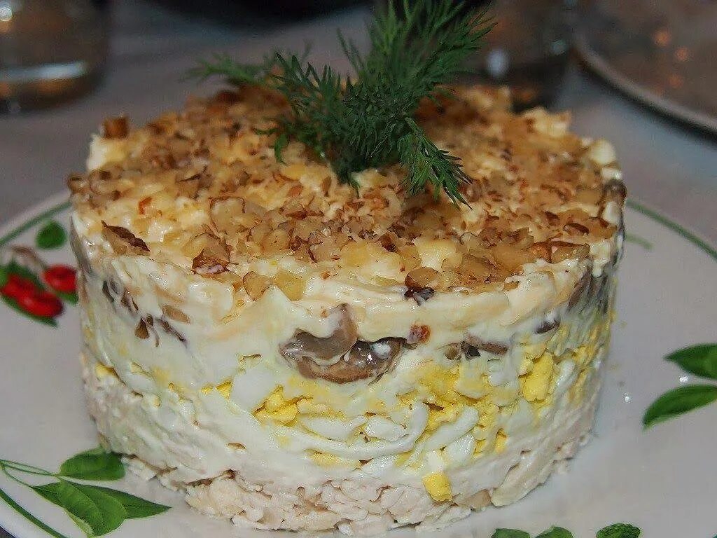Салат с грецкими орехами и курицей. Салат посыпанный грецкими орехами. Слоёный салат с курицей и грибами. Салат грибы курица орехи. Салат с говядиной и черносливом и грецким орехом.