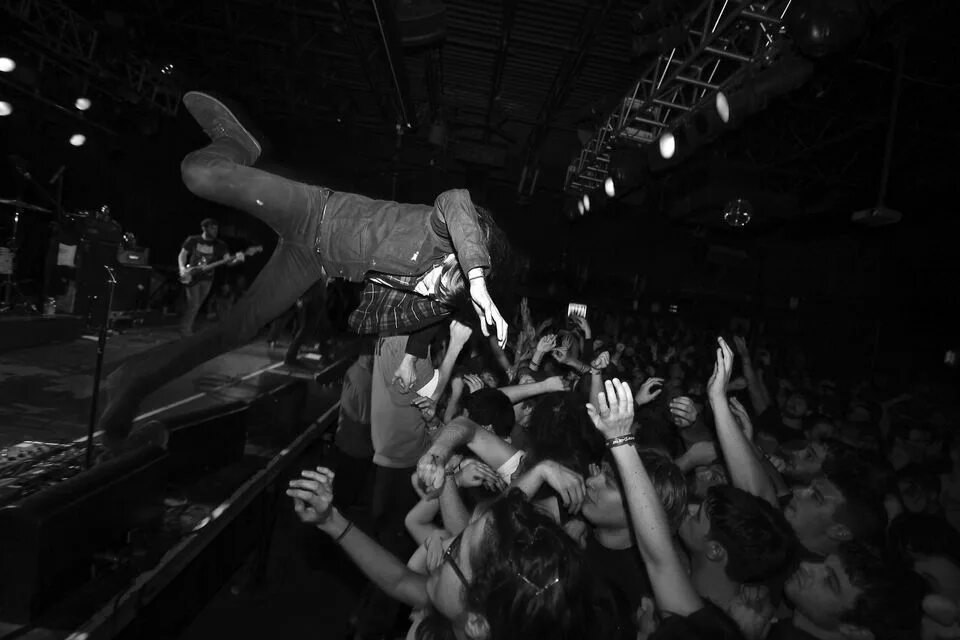 Стейдж дайвинг. Мошпит на концерте Панков. Punk Concert Stage Dive.