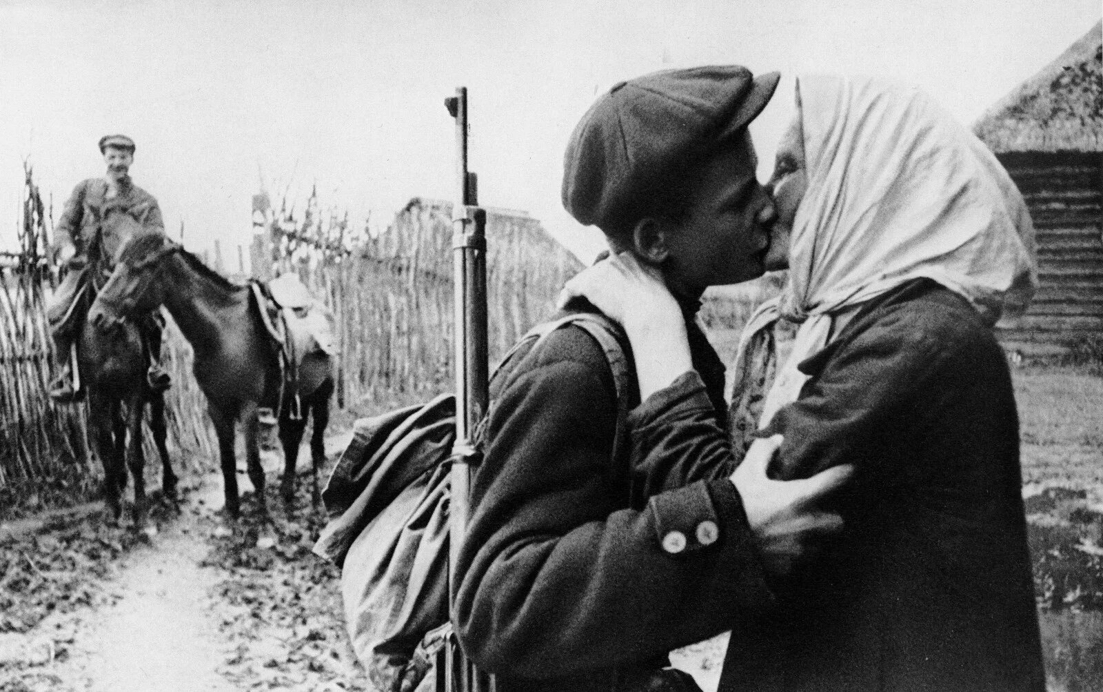 Фотографии времен великой отечественной войны. Михаил Анатольевич Трахман. Солдаты уходят на войну 1941. Великая Отечественная война мать провожает сына. Провожают на фронт Великая Отечественная война.